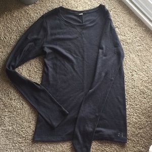 Black long sleeved under armour tee